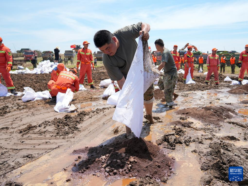 2024年7月8日，岳阳军分区民兵和地方救援人员在湖南省岳阳市华容县团洲垸钱团间堤封堵管涌
